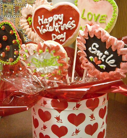 Nothing says 'love' like novelty lollipops. (Photo: Amanda/wikimedia)