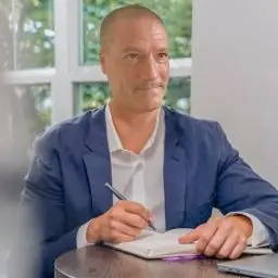 Simon T